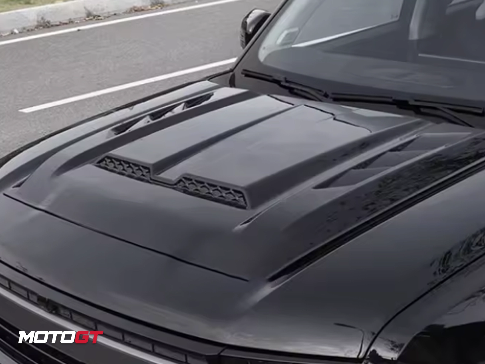 JETOUR T1 GLOSS BLACK HOOD VENT